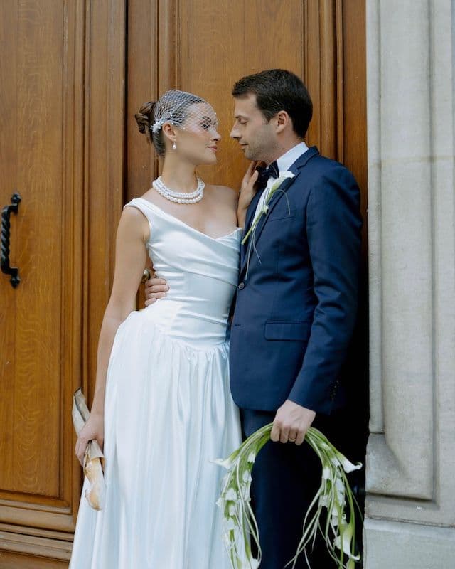 Bouquet de Mariée Courbé et Tendance – Callas Modernes pour un Mariage à Paris