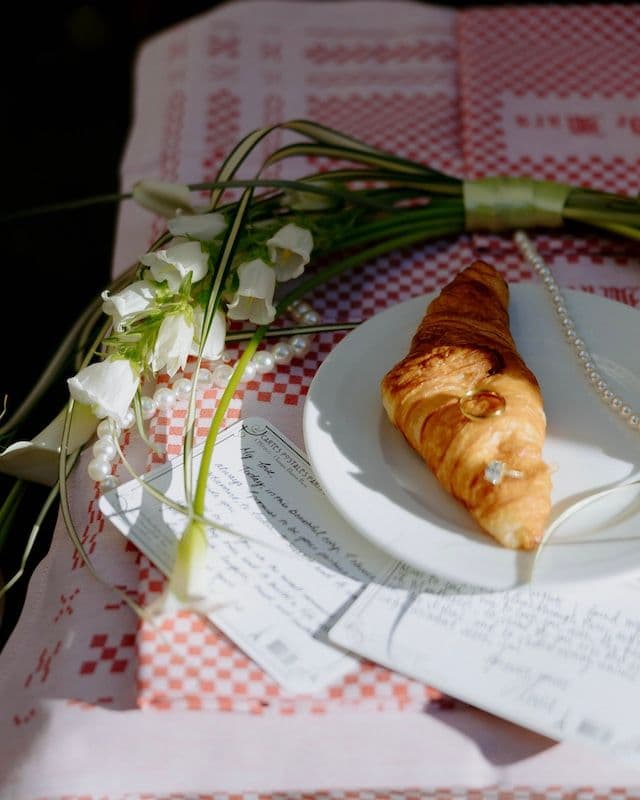 Bouquet de Mariée Courbé et Tendance – Callas Modernes pour un Mariage à Paris