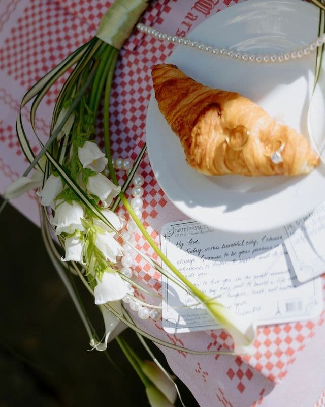 Bouquet de Mariée Courbé et Tendance – Callas Modernes pour un Mariage à Paris