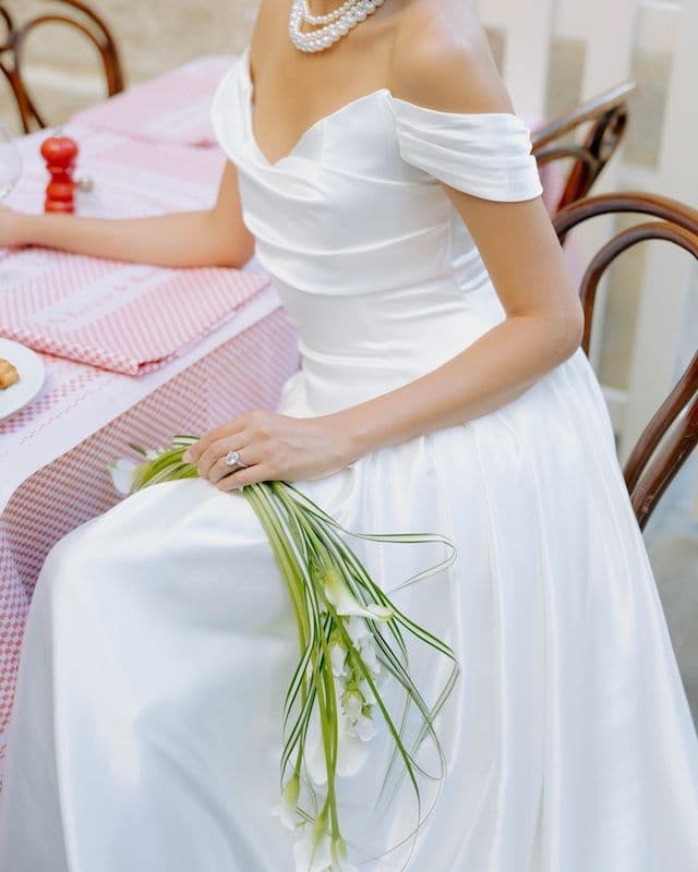 Bouquet de Mariée Courbé et Tendance – Callas Modernes pour un Mariage à Paris
